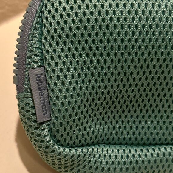 Lululemon Everywhere Belt Bag Knit Mesh Crater Blue Fanny Pack Waist Bag NWT - Picture 9 of 10